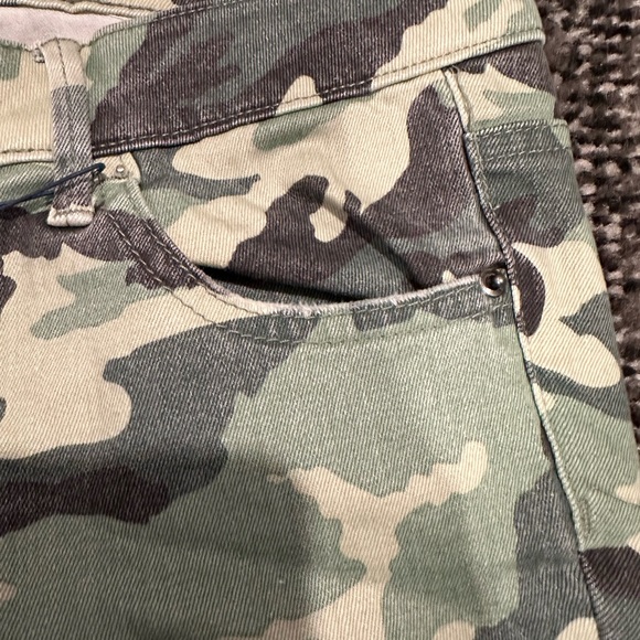 Tractr Blu High Rise Distressed Green Camo Skinny Jean Size 28 - Picture 4 of 16